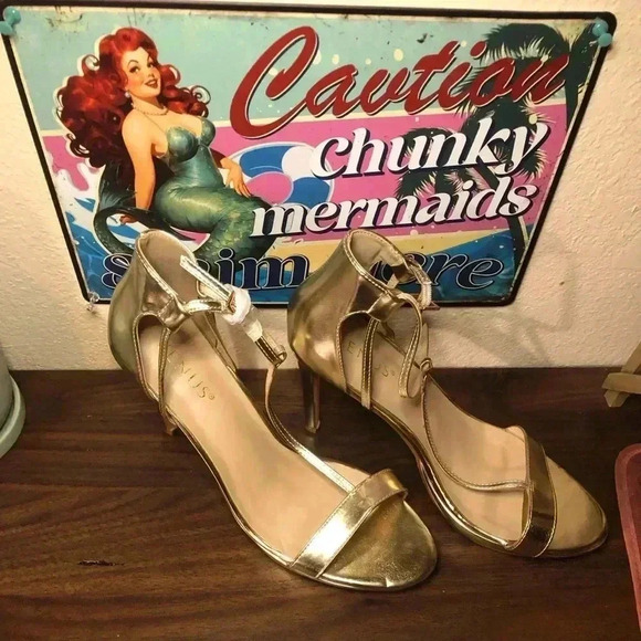 Gold Heels size 8.5 - Picture 4 of 9